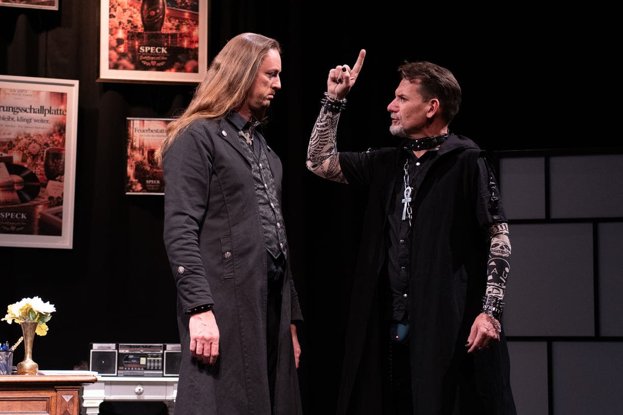 Szenenfoto aus "Chaos im Bestattungshaus" im Theater Forum Schwechat