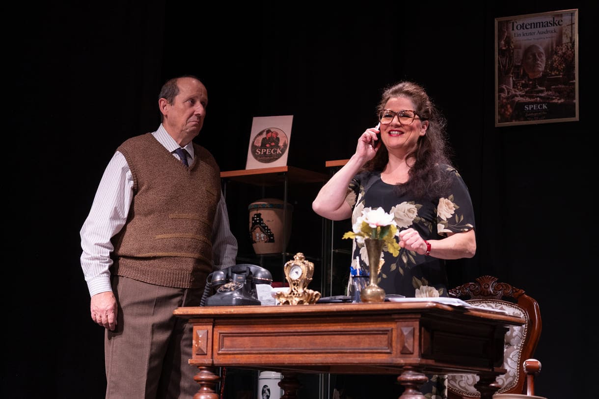 Szenenfoto aus "Chaos im Bestattungshaus" im Theater Forum Schwechat