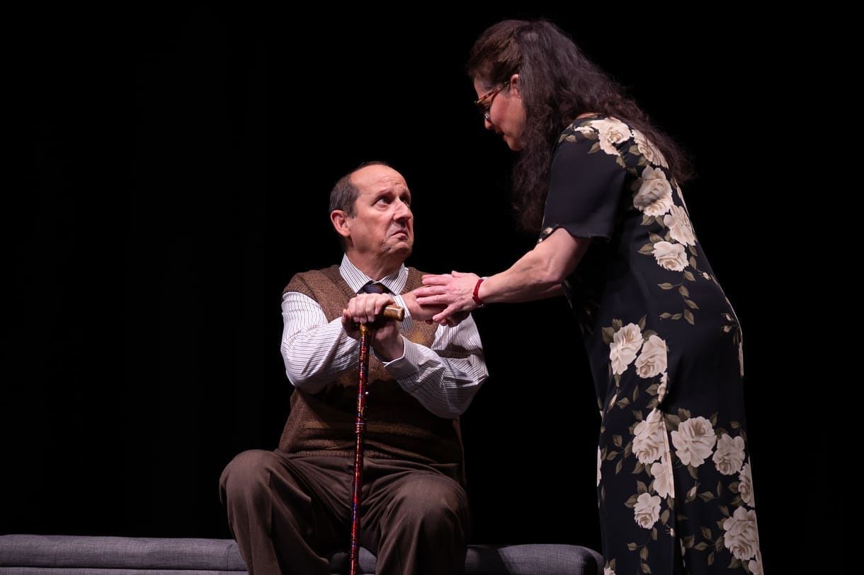 Szenenfoto aus "Chaos im Bestattungshaus" im Theater Forum Schwechat