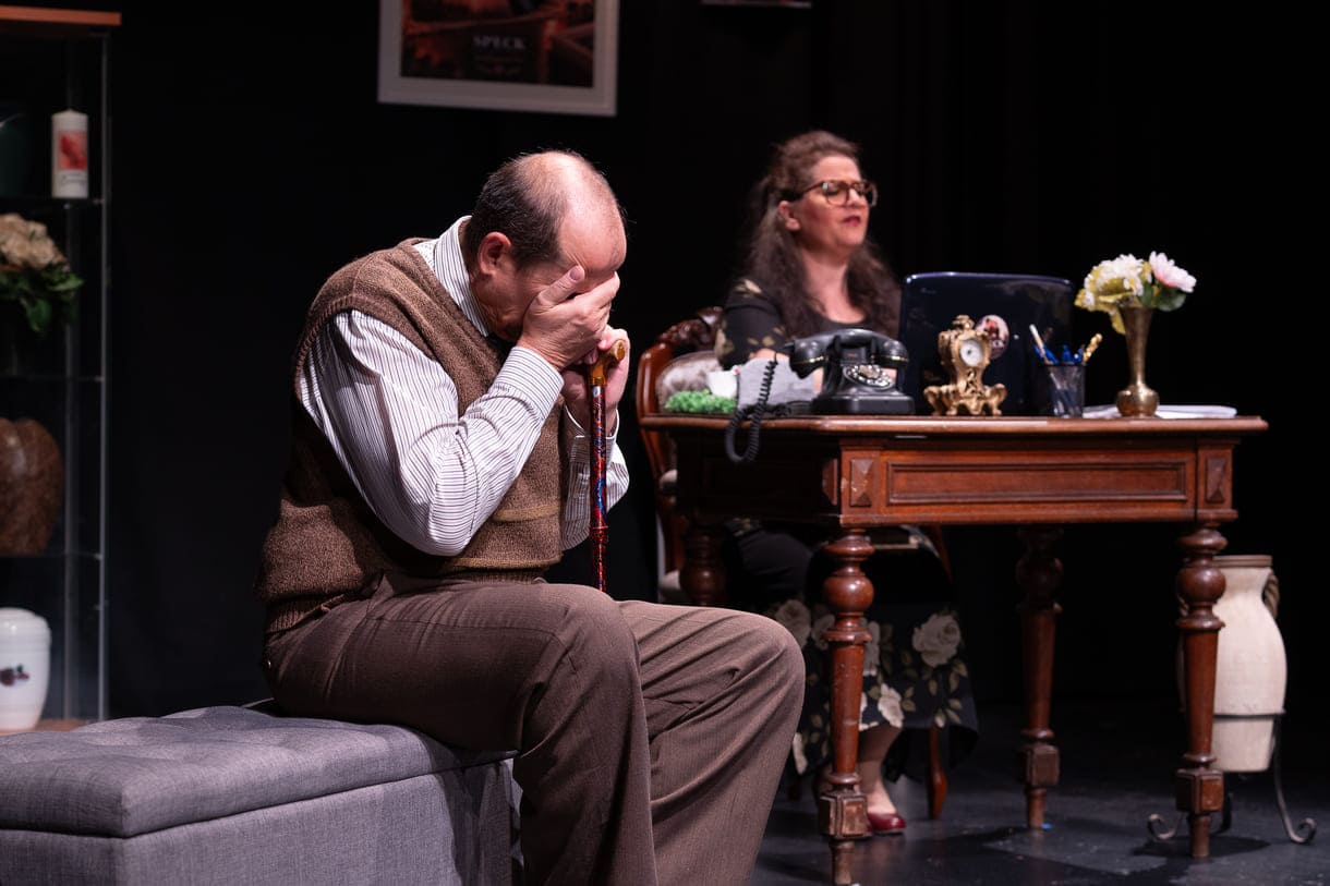 Szenenfoto aus "Chaos im Bestattungshaus" im Theater Forum Schwechat