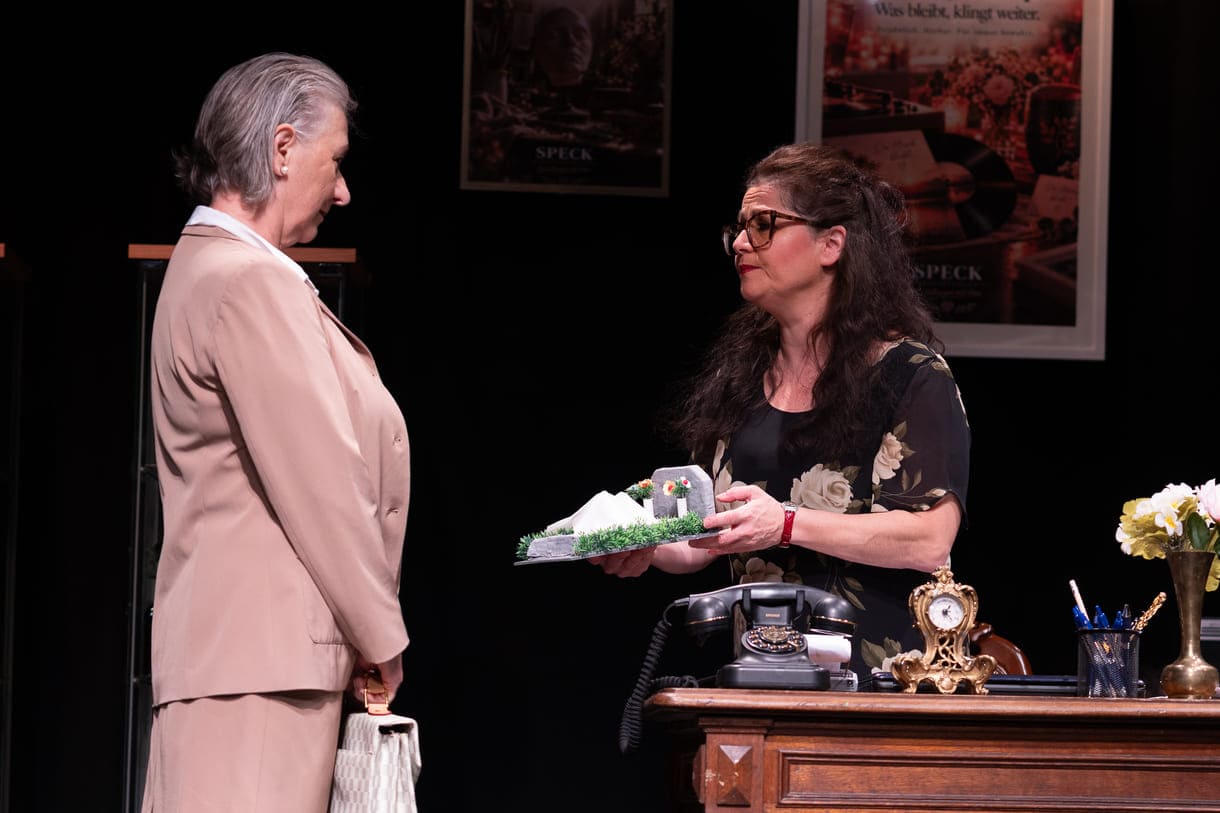Szenenfoto aus "Chaos im Bestattungshaus" im Theater Forum Schwechat