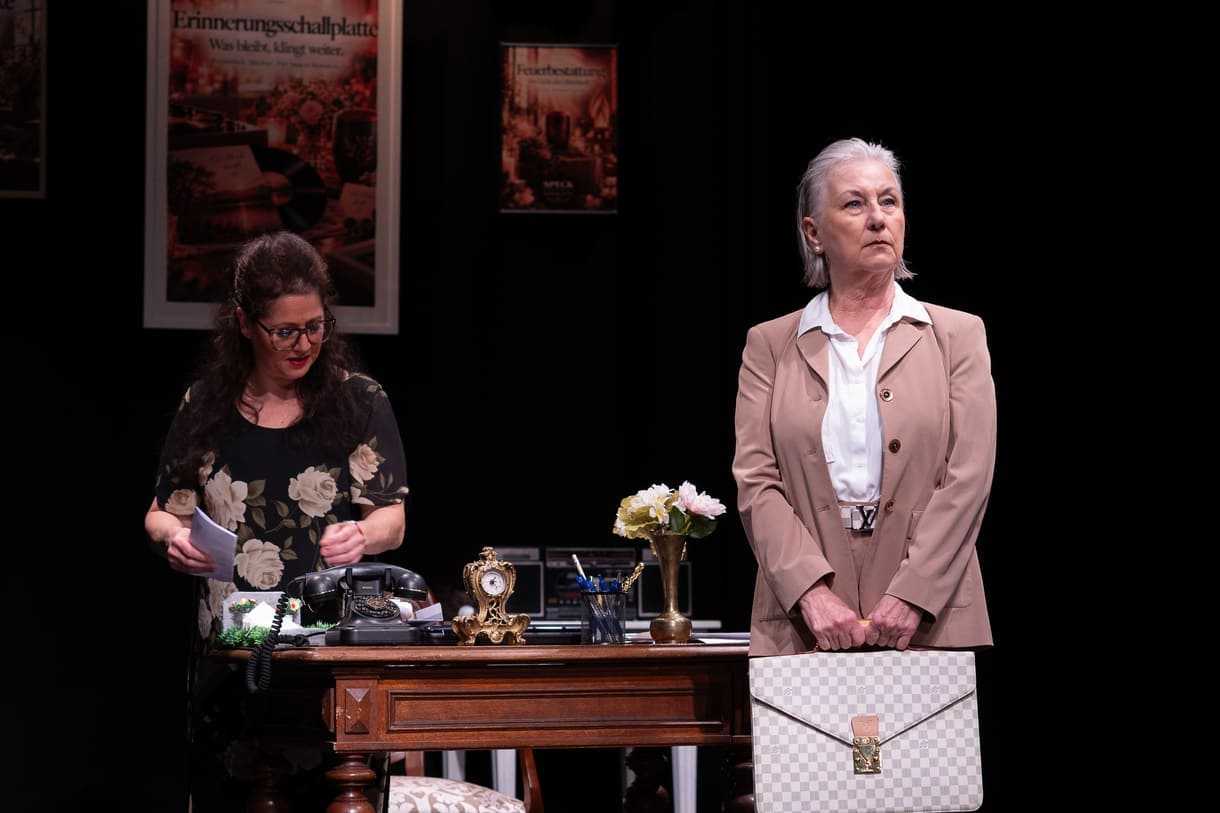 Szenenfoto aus "Chaos im Bestattungshaus" im Theater Forum Schwechat