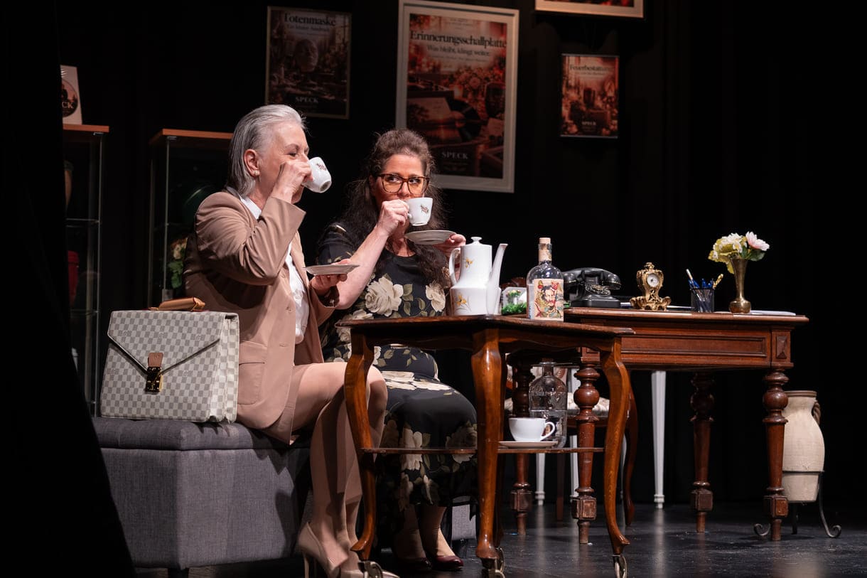 Szenenfoto aus "Chaos im Bestattungshaus" im Theater Forum Schwechat