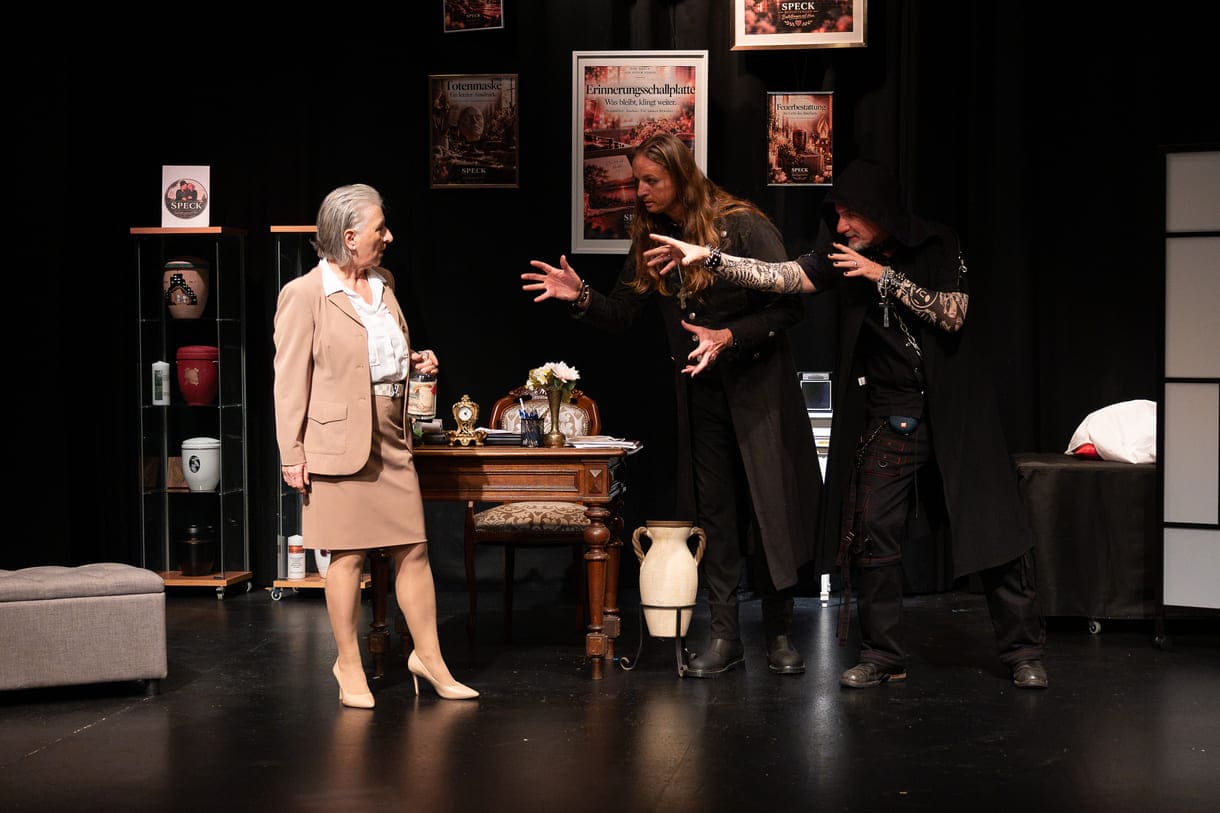 Szenenfoto aus "Chaos im Bestattungshaus" im Theater Forum Schwechat
