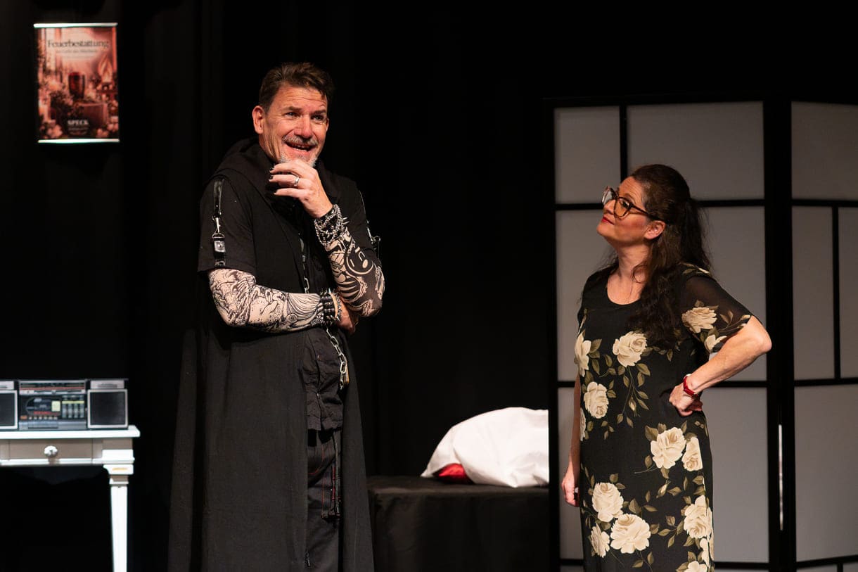 Szenenfoto aus "Chaos im Bestattungshaus" im Theater Forum Schwechat