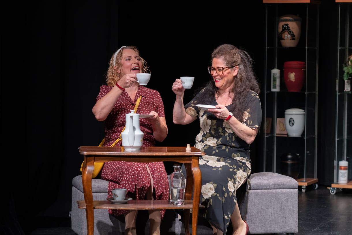 Szenenfoto aus "Chaos im Bestattungshaus" im Theater Forum Schwechat