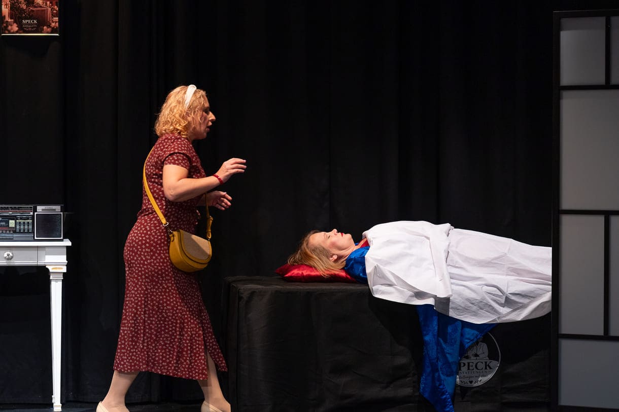Szenenfoto aus "Chaos im Bestattungshaus" im theater Forum Schwechat