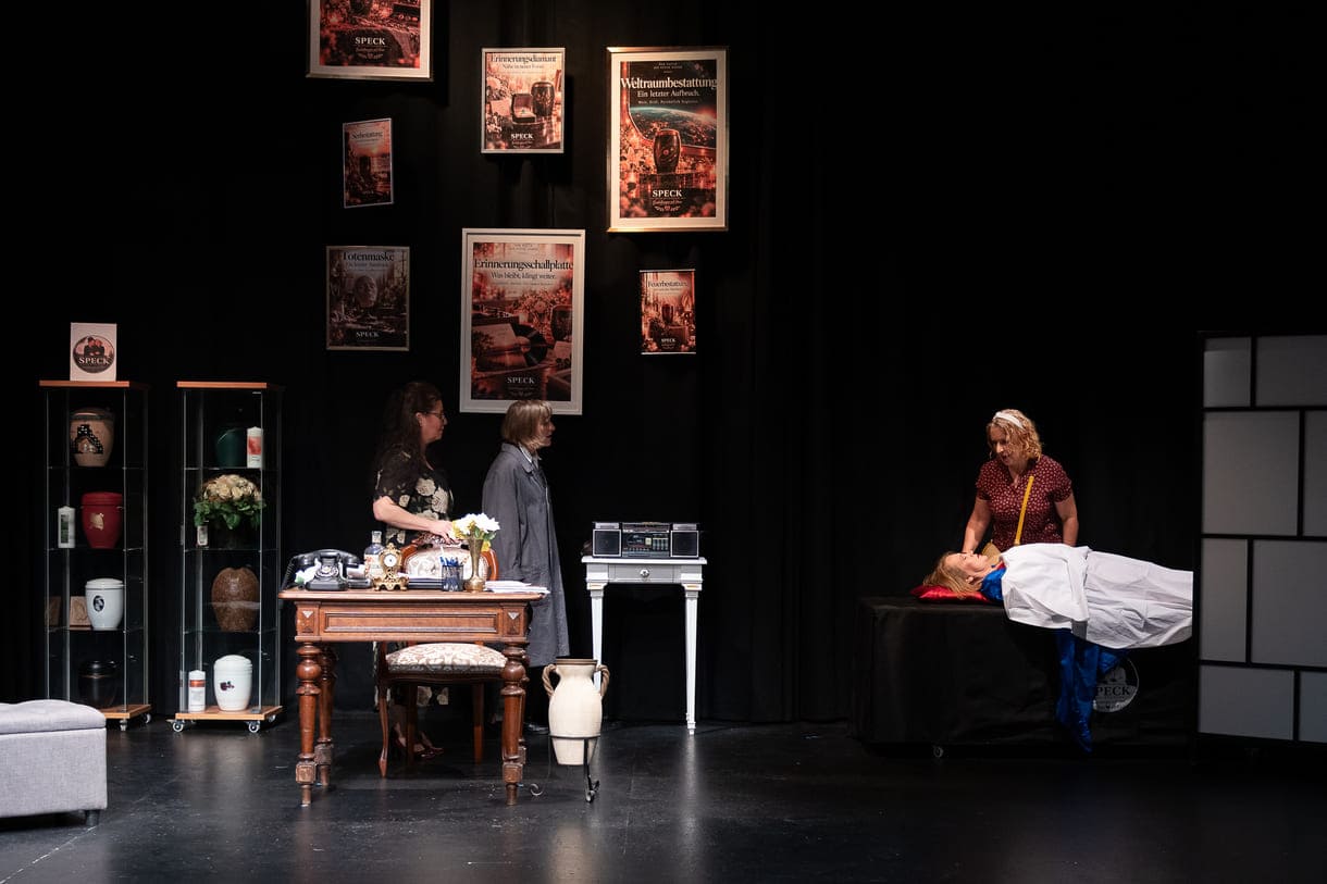 Szenenfoto aus "Chaos im Bestattungshaus" im theater Forum Schwechat