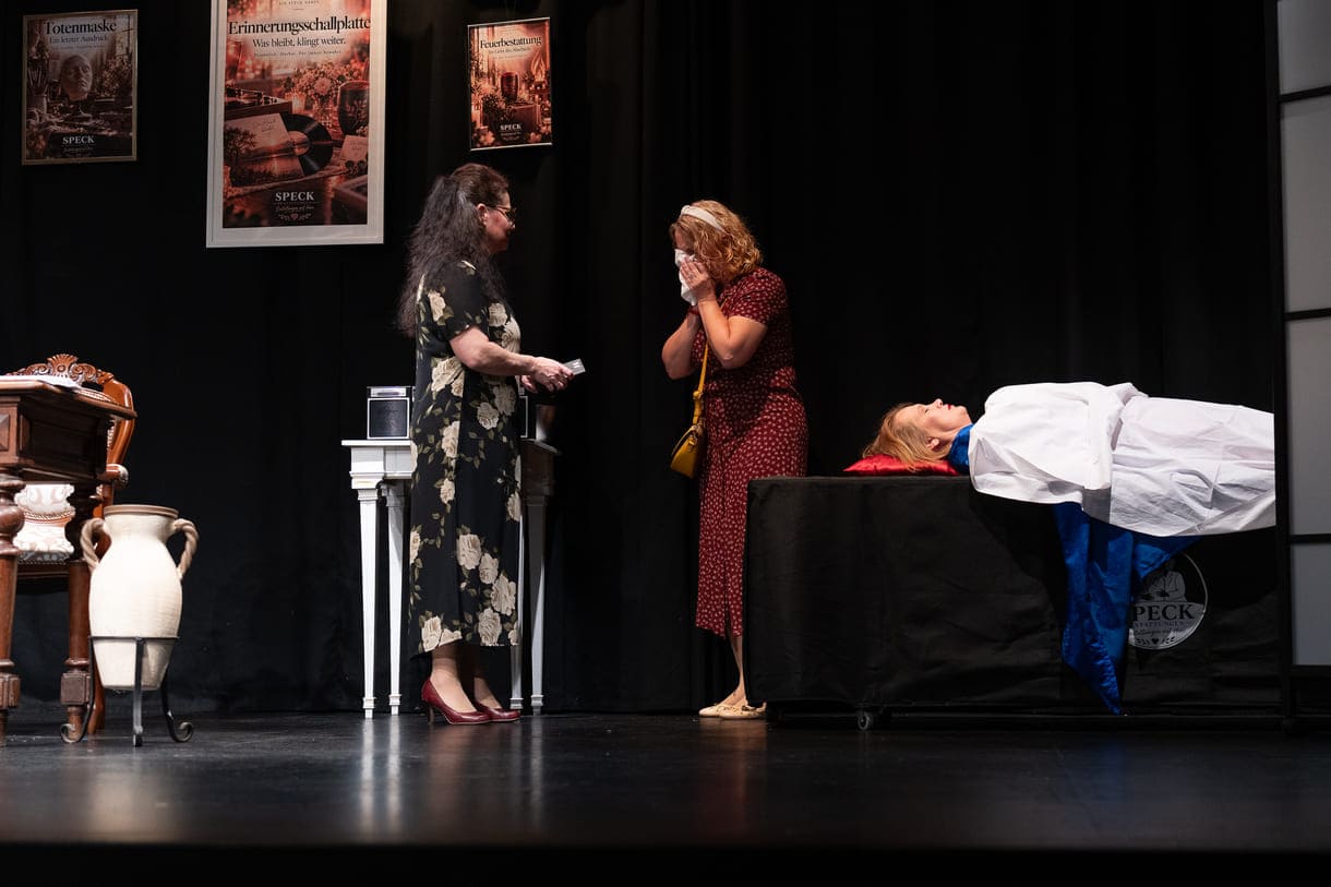 Szenenfoto aus "Chaos im Bestattungshaus" im theater Forum Schwechat