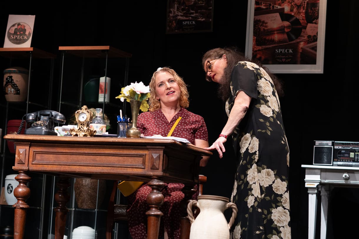 Szenenfoto aus "Chaos im Bestattungshaus" im theater Forum Schwechat