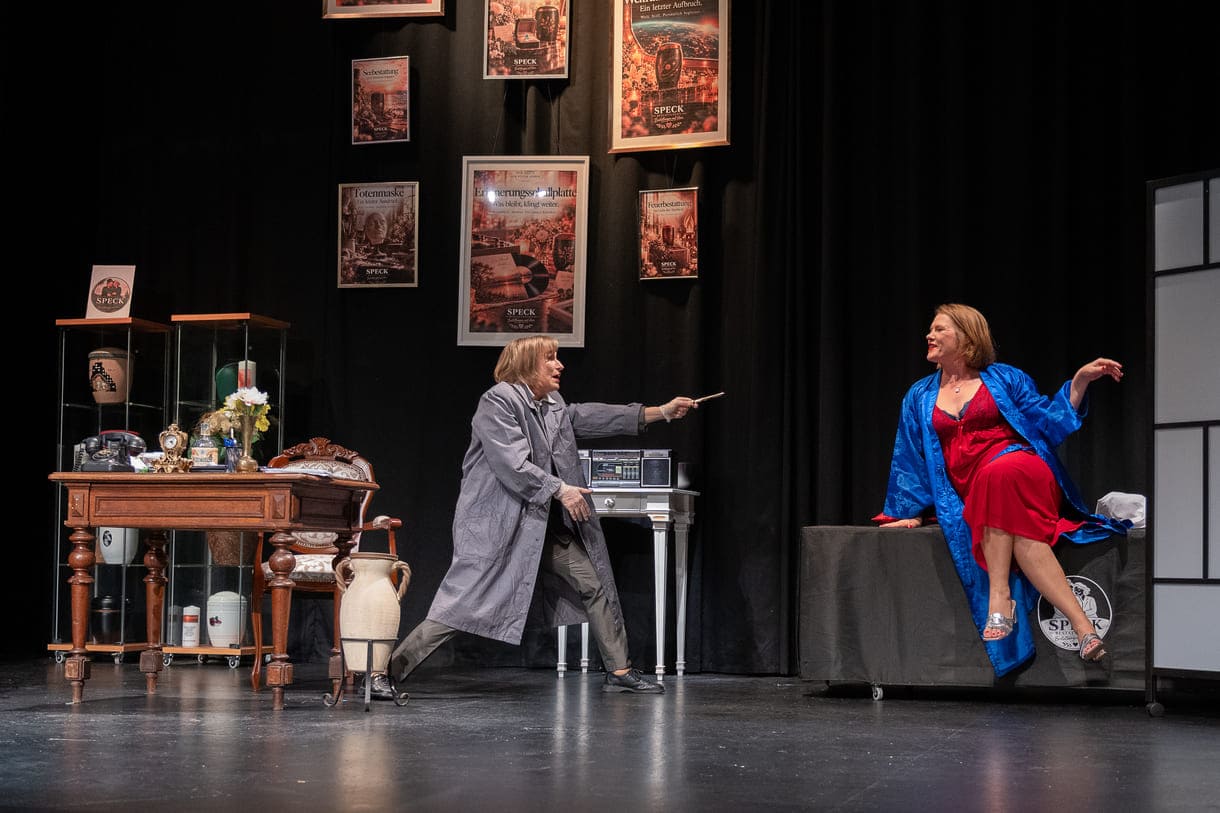 Szenenfoto aus "Chaos im Bestattungshaus" im theater Forum Schwechat