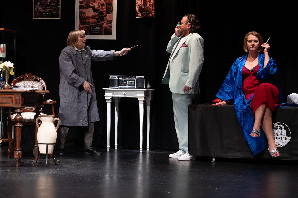 Szenenfoto aus "Chaos im Bestattungshaus" im theater Forum Schwechat