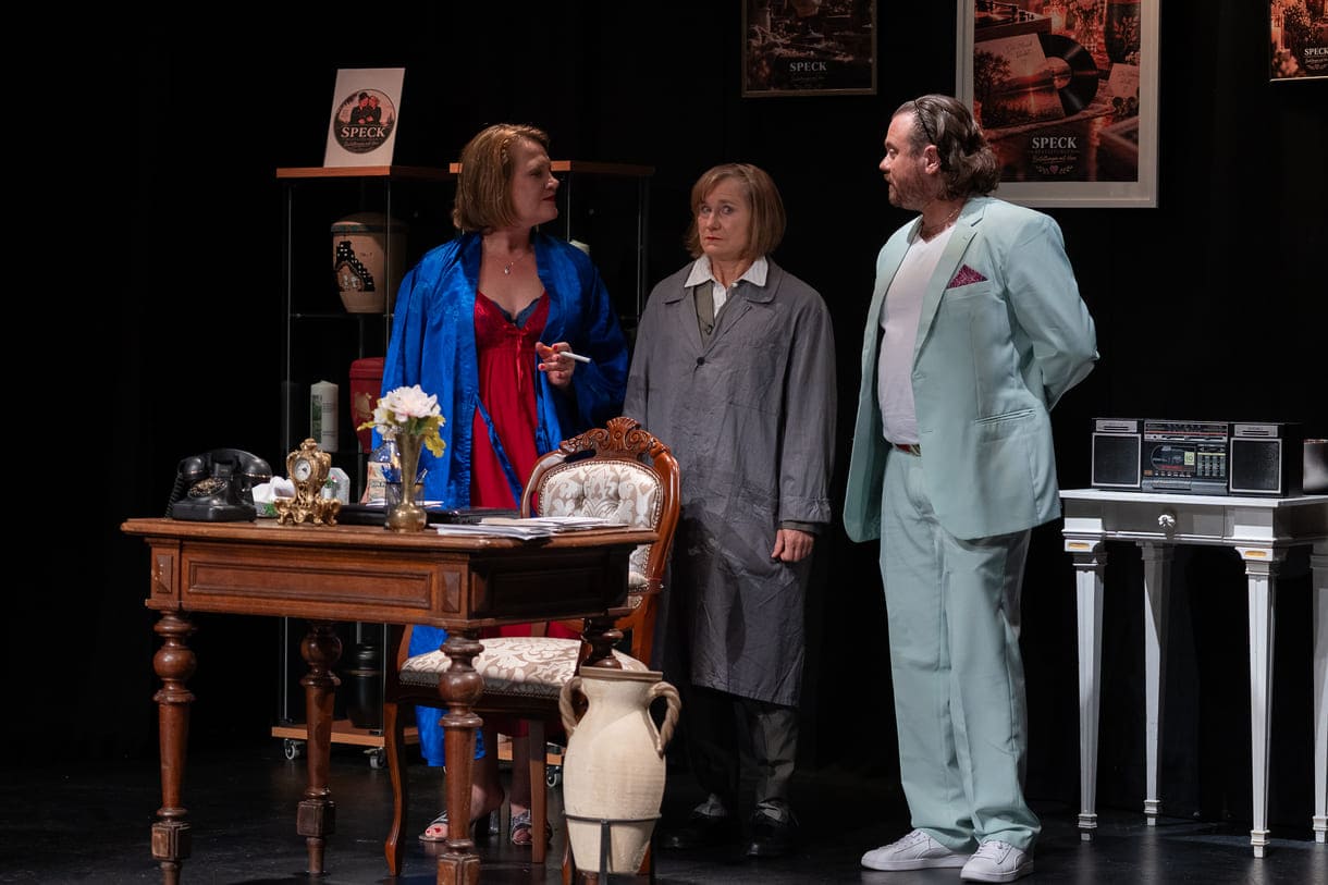 Szenenfoto aus "Chaos im Bestattungshaus" im theater Forum Schwechat
