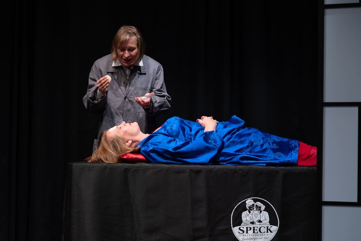 Szenenfoto aus "Chaos im Bestattungshaus" im theater Forum Schwechat