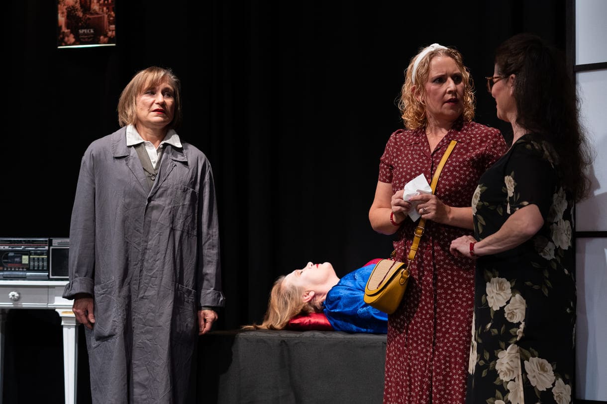 Szenenfoto aus "Chaos im Bestattungshaus" im theater Forum Schwechat