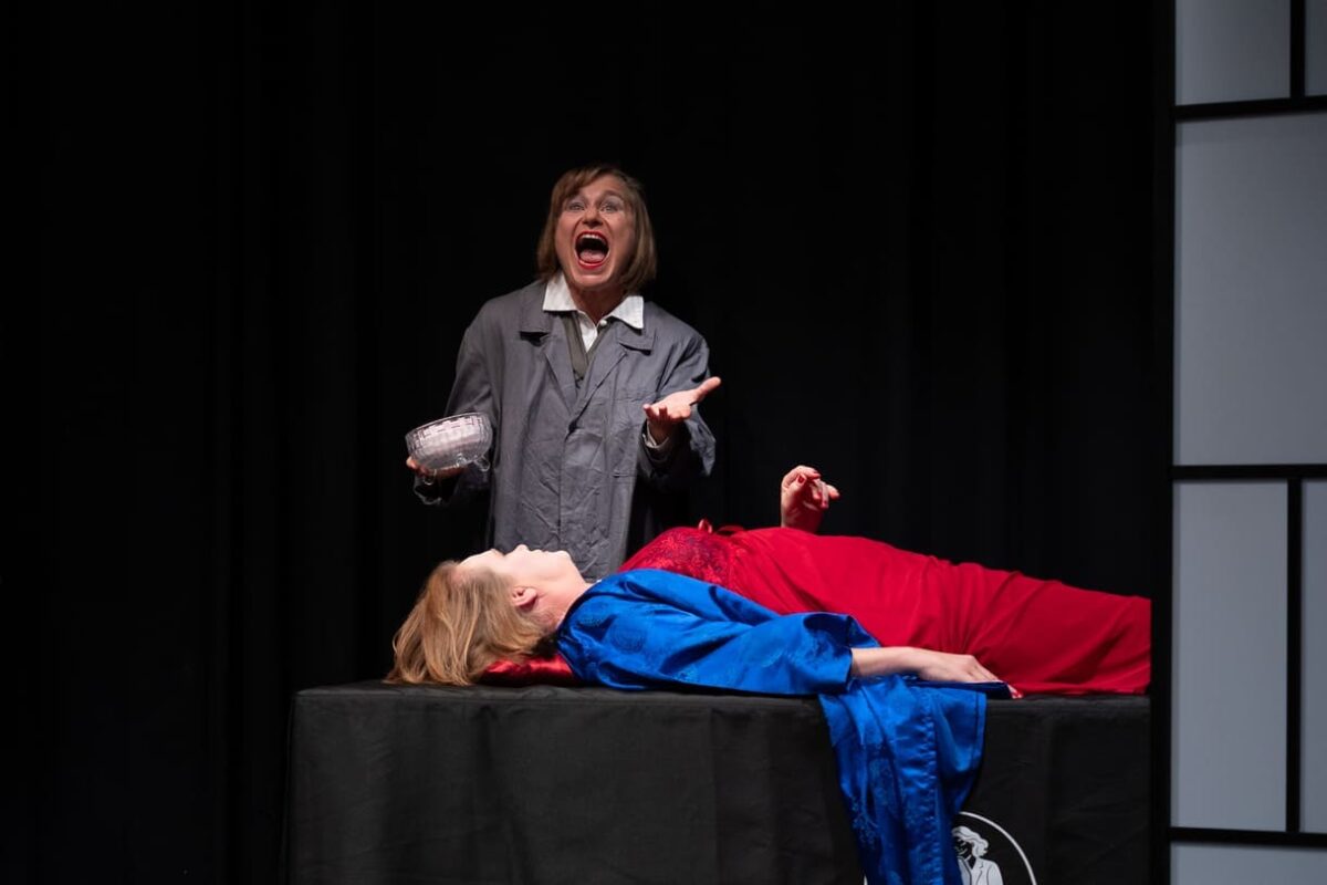 Szenenfoto aus "Chaos im Bestattungshaus" im theater Forum Schwechat