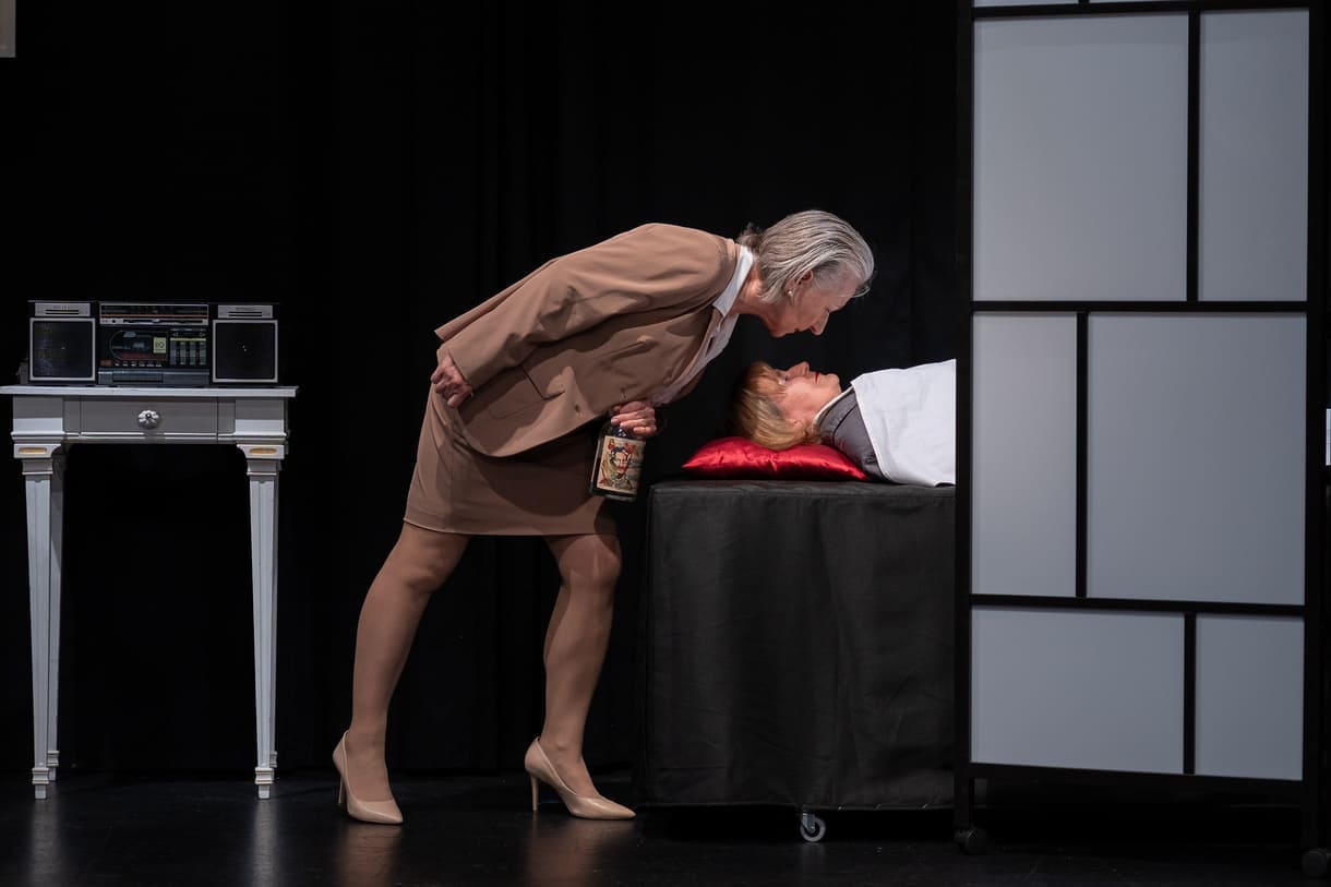 Szenenfoto aus "Chaos im Bestattungshaus" im theater Forum Schwechat