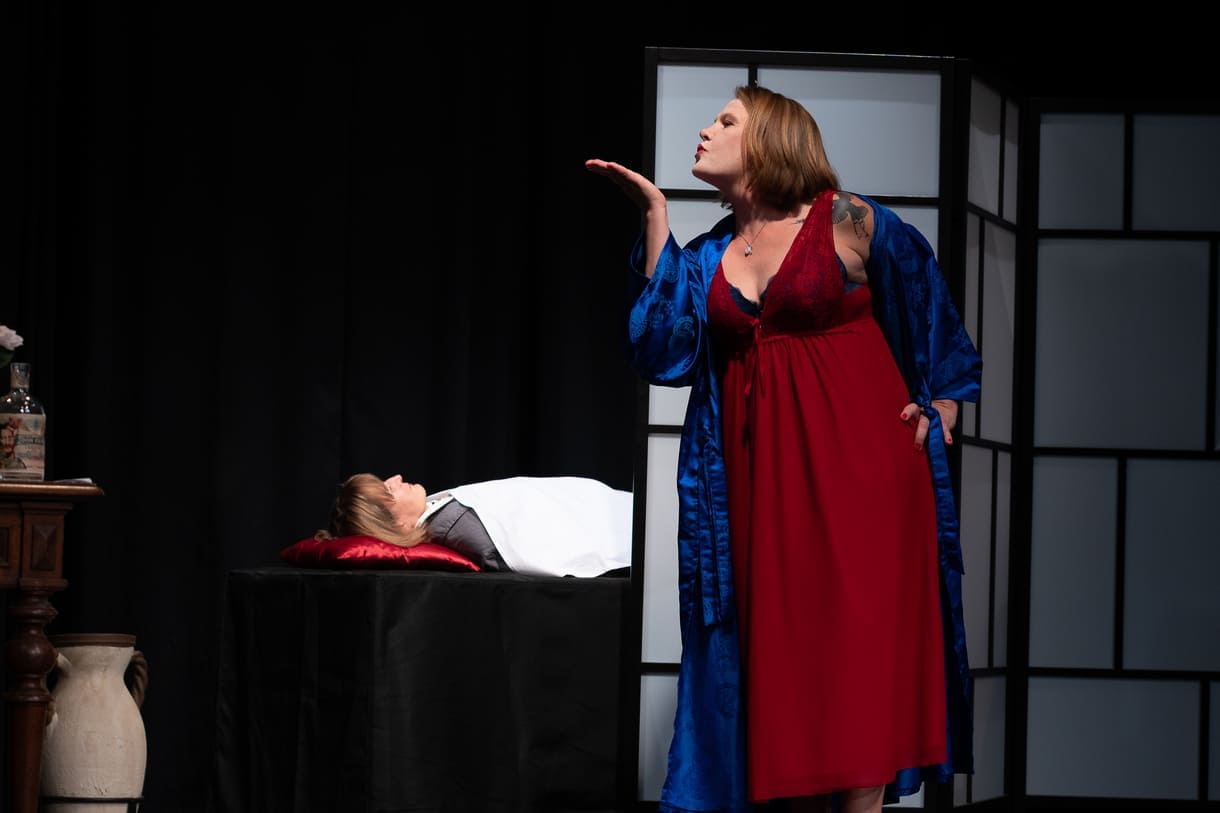 Szenenfoto aus "Chaos im Bestattungshaus" im theater Forum Schwechat