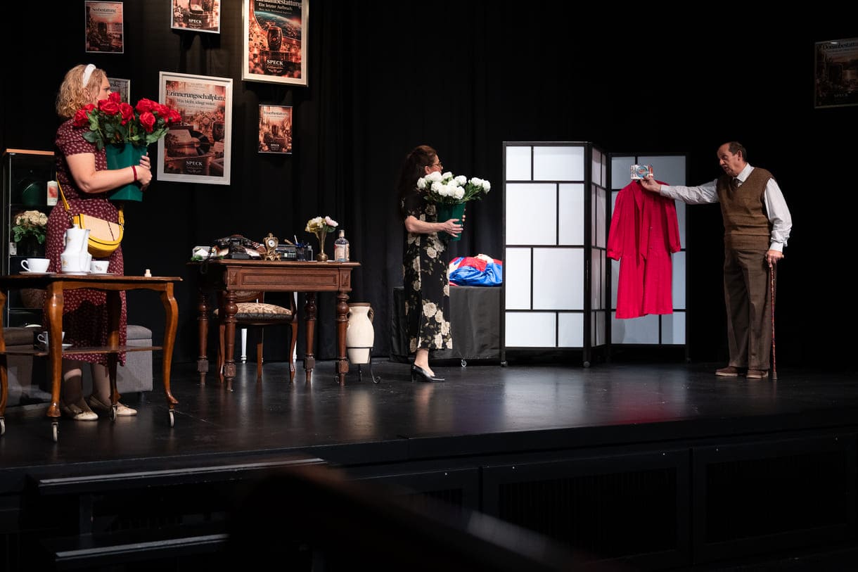 Szenenfoto aus "Chaos im Bestattungshaus" im theater Forum Schwechat