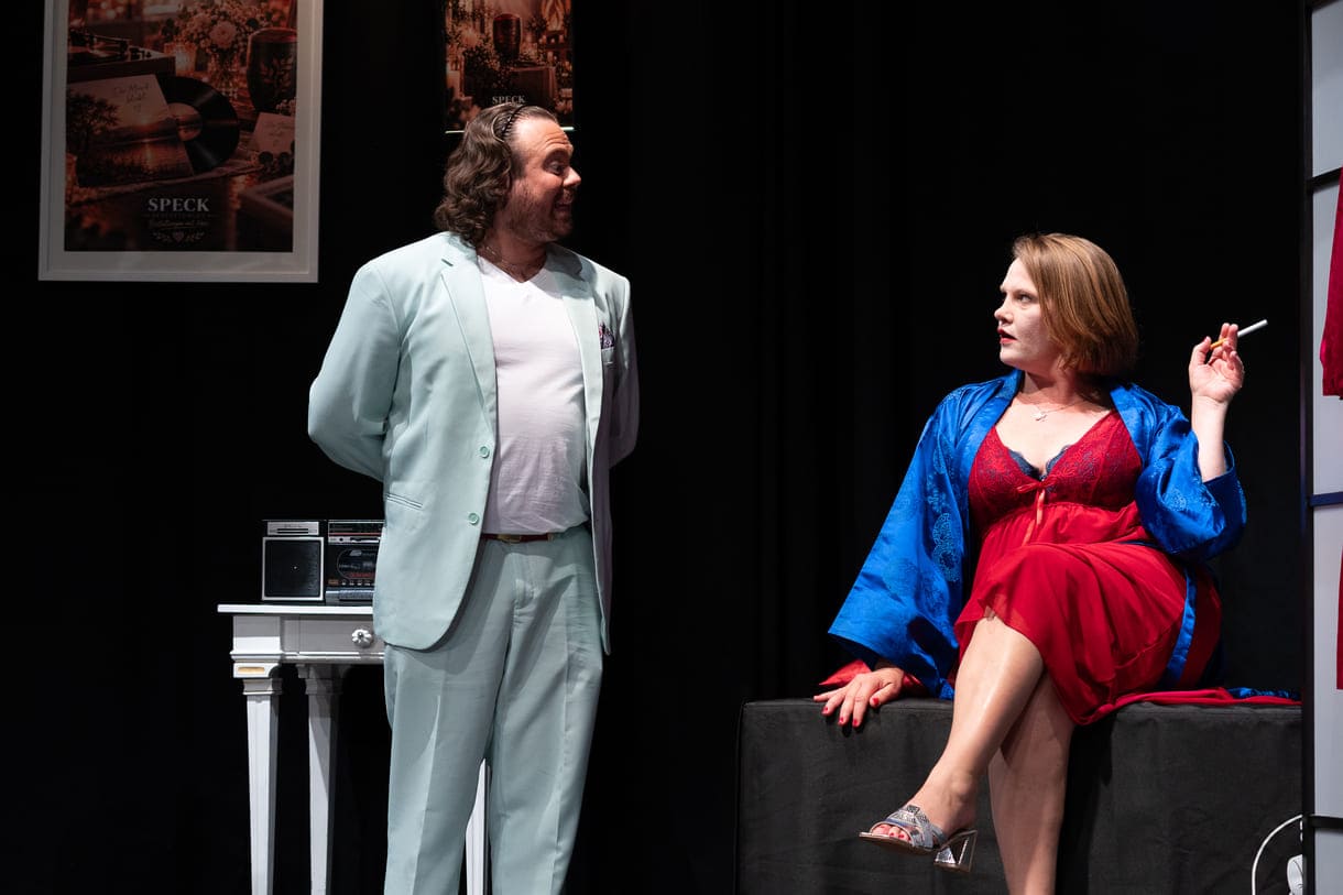 Szenenfoto aus "Chaos im Bestattungshaus" im theater Forum Schwechat