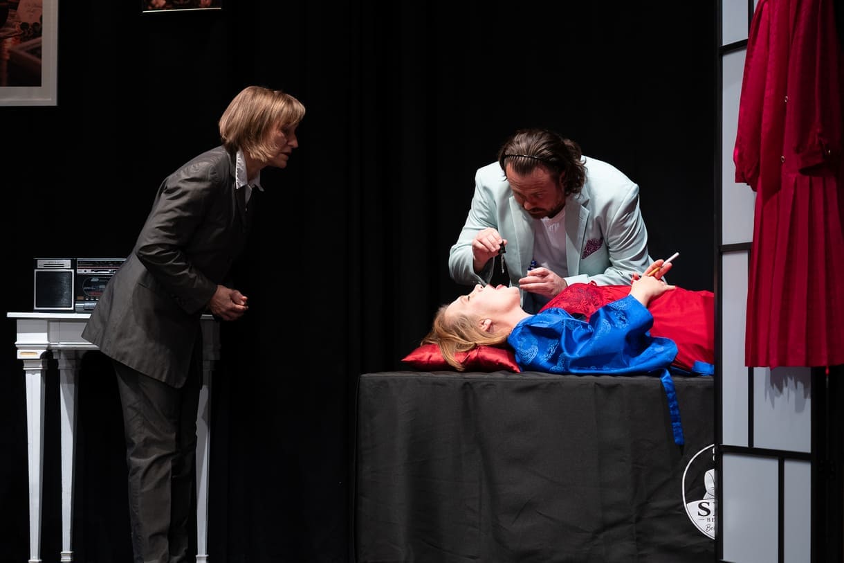 Szenenfoto aus "Chaos im Bestattungshaus" im theater Forum Schwechat