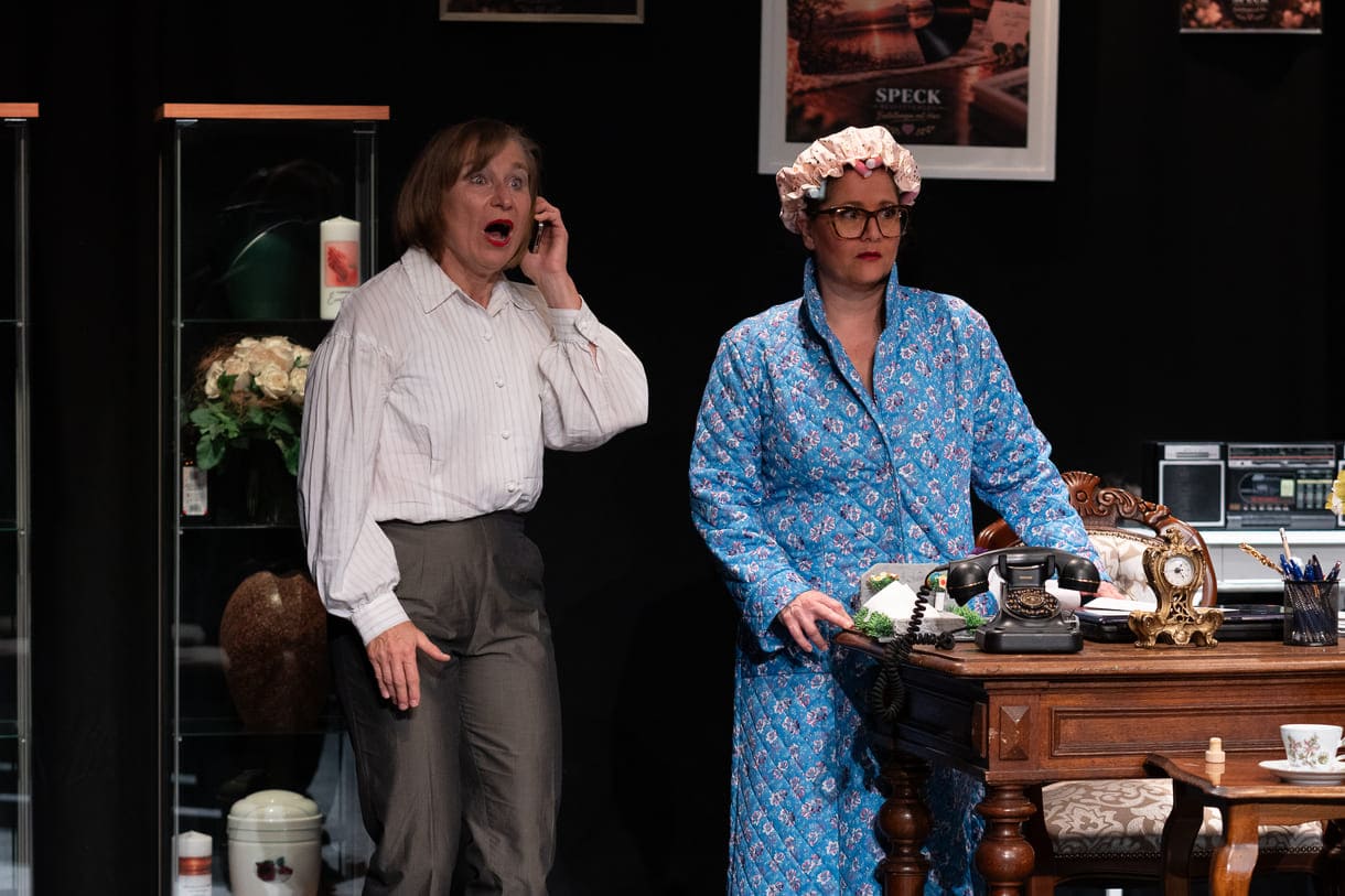 Szenenfoto aus "Chaos im Bestattungshaus" im theater Forum Schwechat
