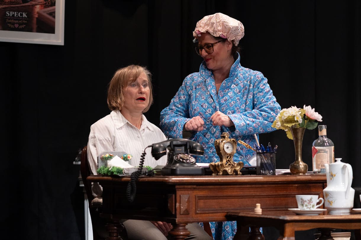 Szenenfoto aus "Chaos im Bestattungshaus" im theater Forum Schwechat