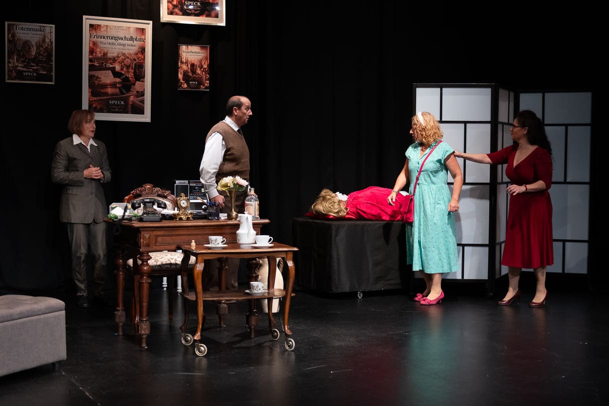 Szenenfoto aus "Chaos im Bestattungshaus" im theater Forum Schwechat