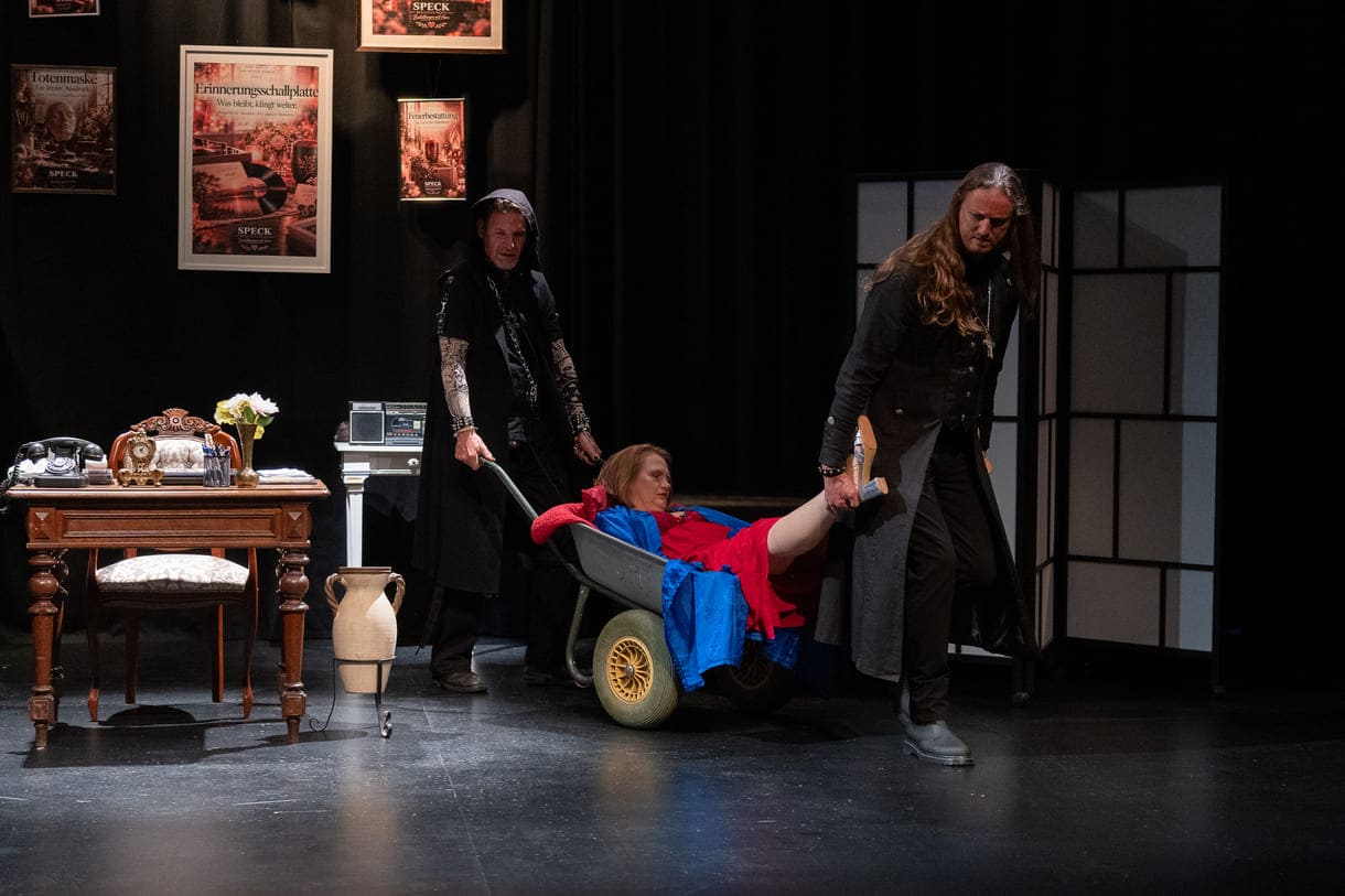 Szenenfoto aus "Chaos im Bestattungshaus" im theater Forum Schwechat