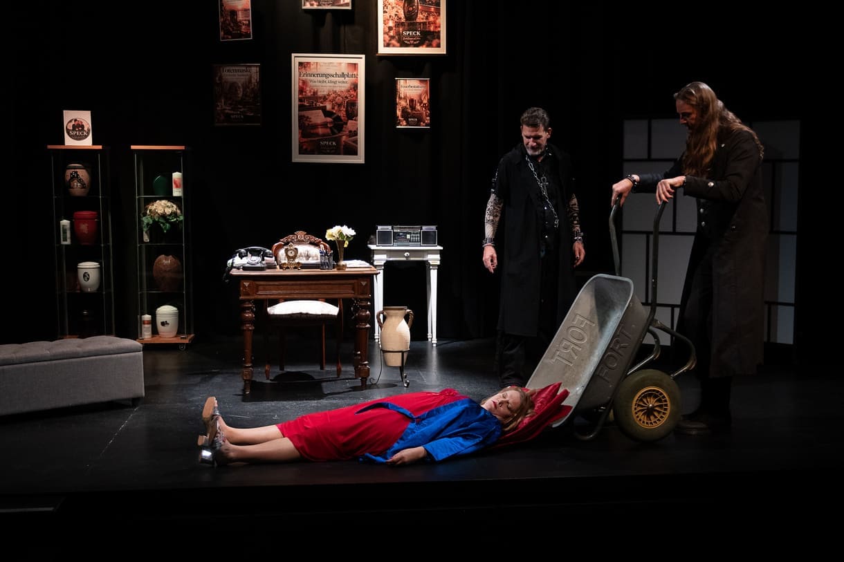 Szenenfoto aus "Chaos im Bestattungshaus" im theater Forum Schwechat