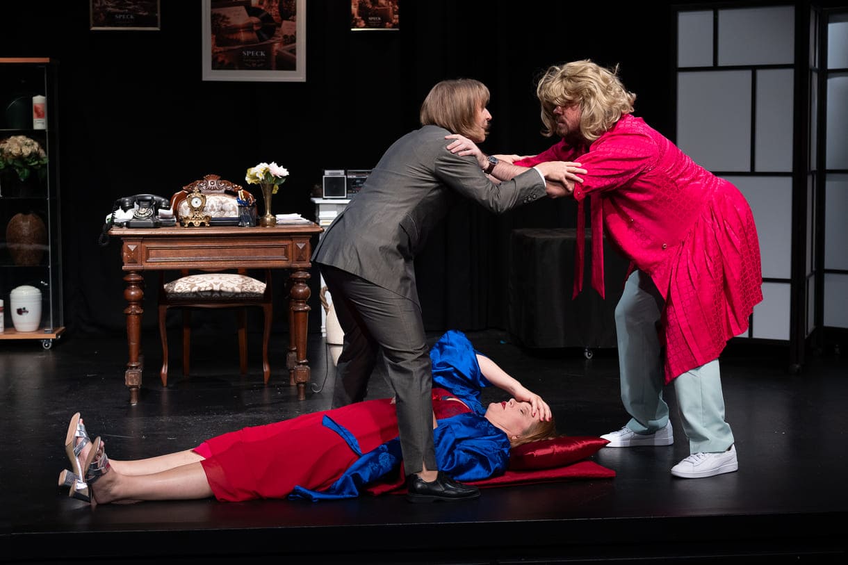 Szenenfoto aus "Chaos im Bestattungshaus" im theater Forum Schwechat