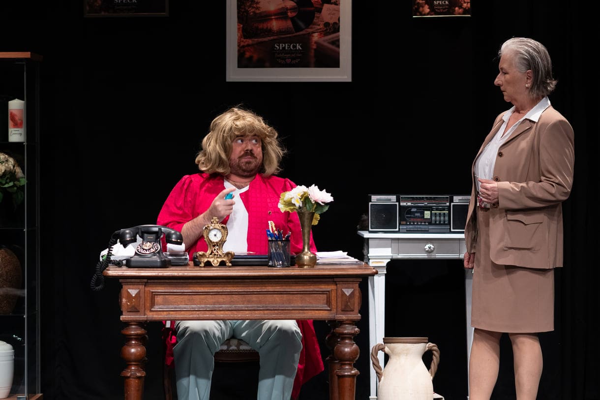Szenenfoto aus "Chaos im Bestattungshaus" im theater Forum Schwechat
