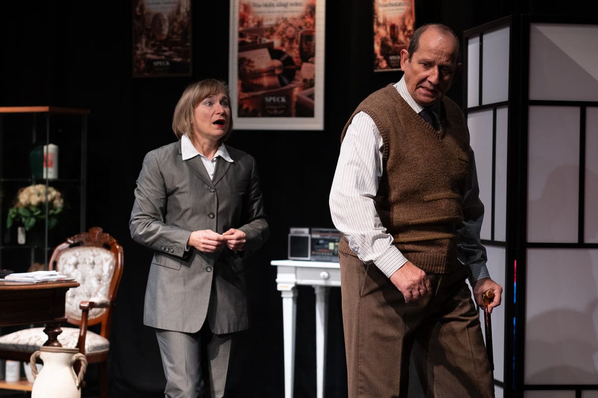Szenenfoto aus "Chaos im Bestattungshaus" im theater Forum Schwechat