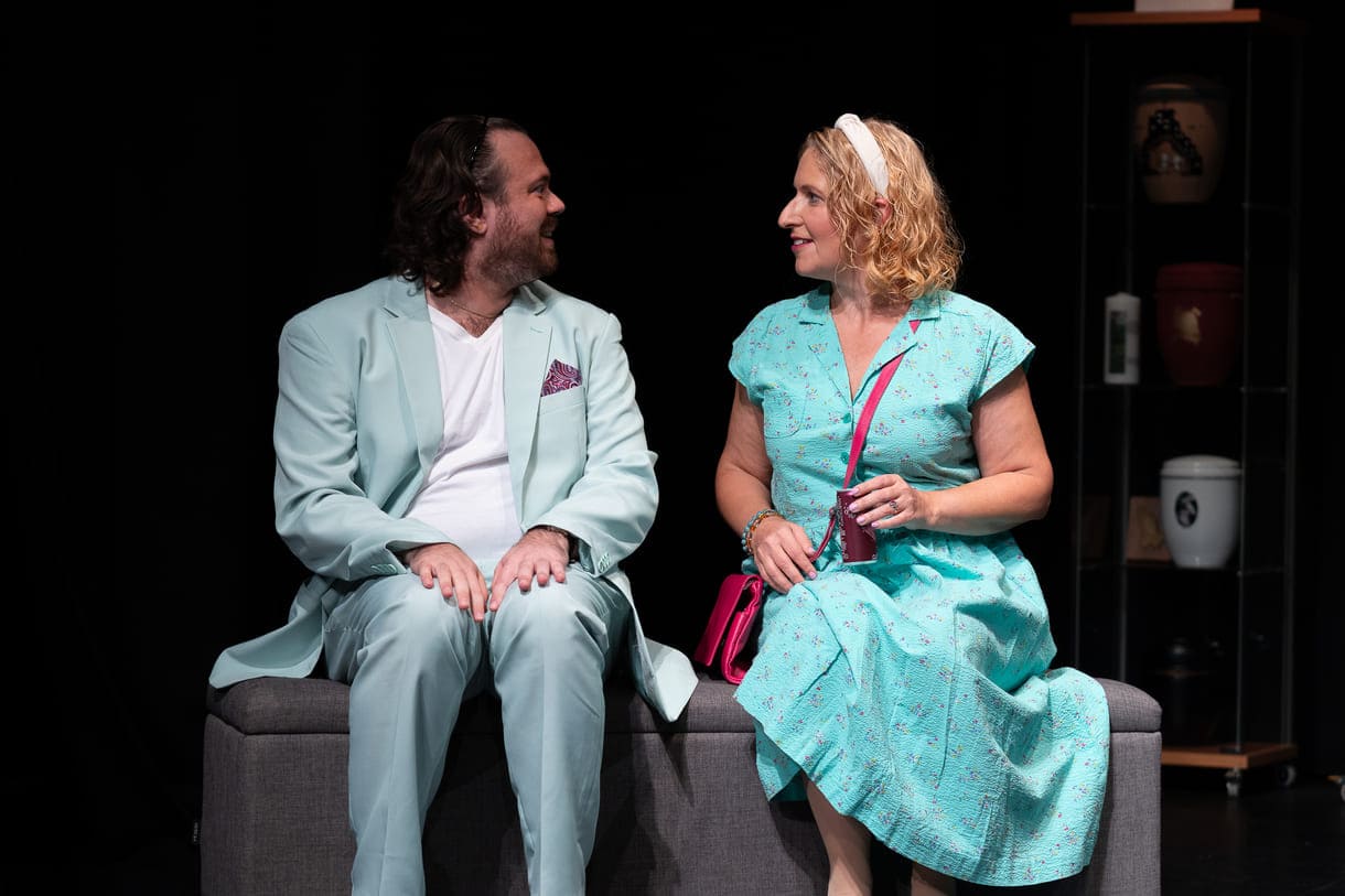 Szenenfoto aus "Chaos im Bestattungshaus" im theater Forum Schwechat