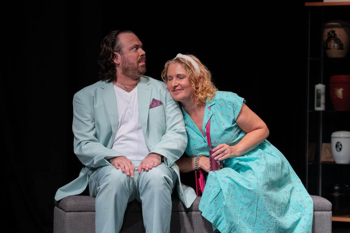 Szenenfoto aus "Chaos im Bestattungshaus" im theater Forum Schwechat