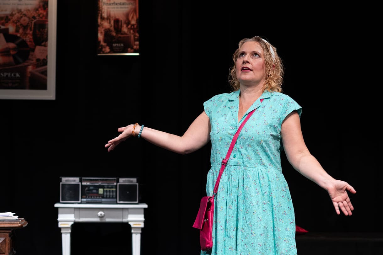 Szenenfoto aus "Chaos im Bestattungshaus" im theater Forum Schwechat