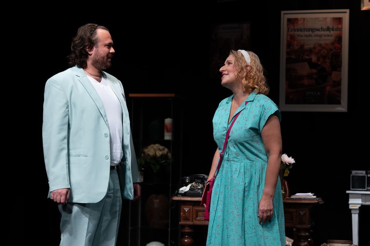 Szenenfoto aus "Chaos im Bestattungshaus" im theater Forum Schwechat