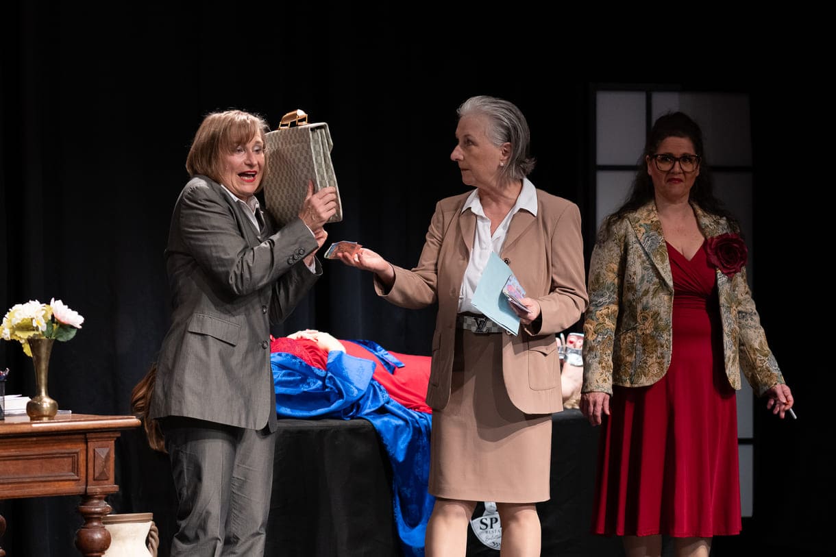 Szenenfoto aus "Chaos im Bestattungshaus" im theater Forum Schwechat