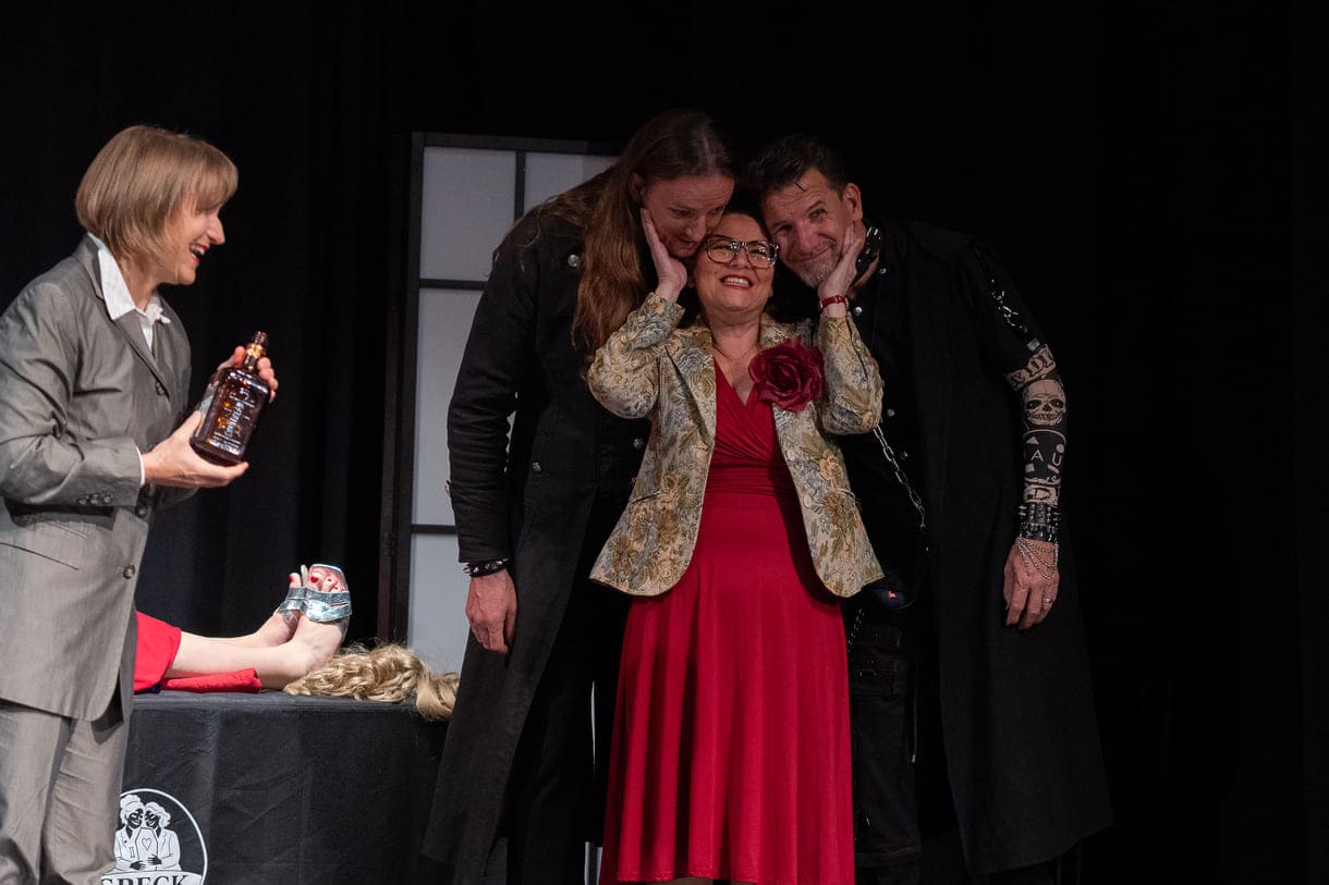 Szenenfoto aus "Chaos im Bestattungshaus" im theater Forum Schwechat