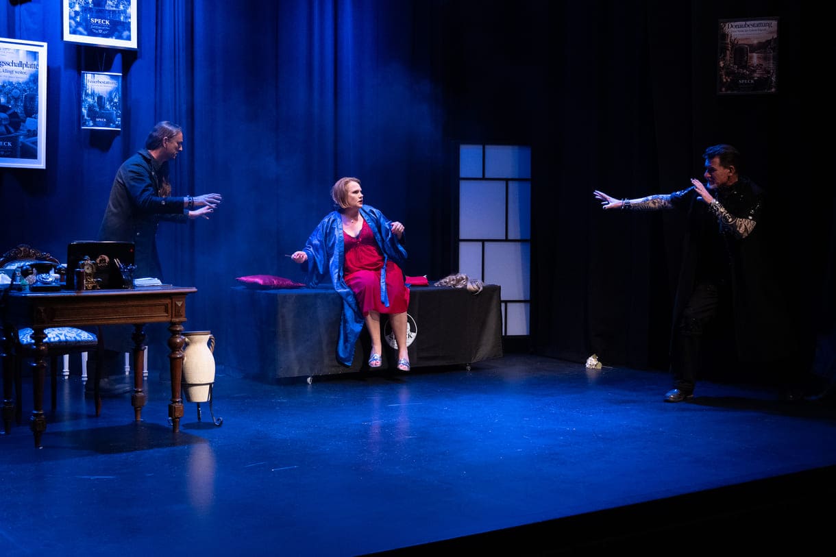 Szenenfoto aus "Chaos im Bestattungshaus" im theater Forum Schwechat