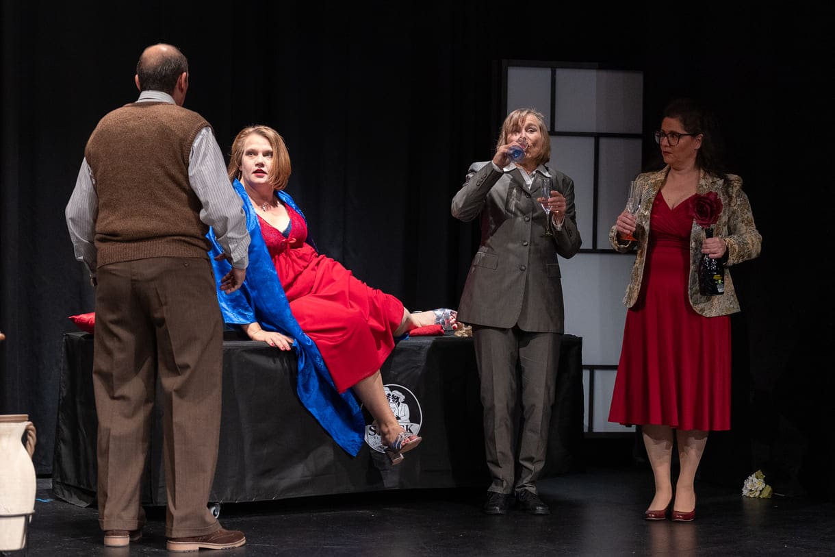 Szenenfoto aus "Chaos im Bestattungshaus" im theater Forum Schwechat