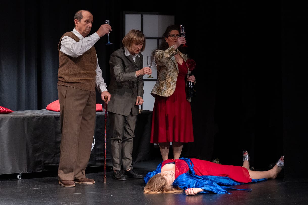 Szenenfoto aus "Chaos im Bestattungshaus" im theater Forum Schwechat