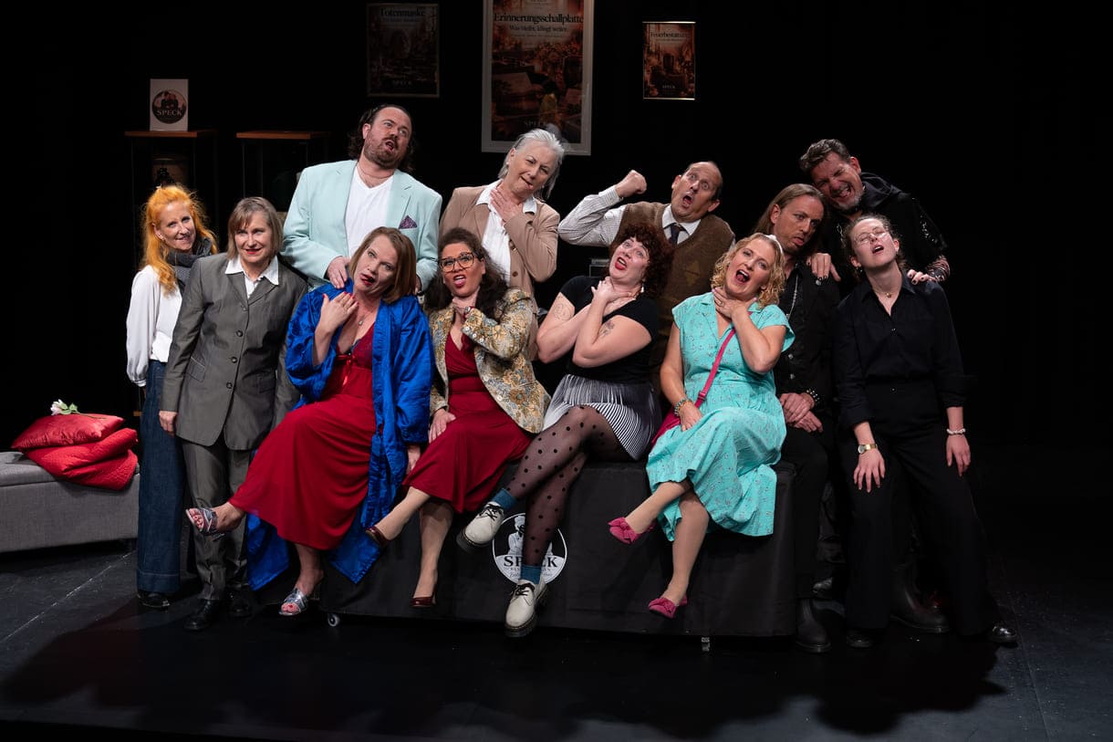 Gruppenfoto des Teams auf und hinter der Bühne von "Chaos im Bestattungshasu" im Theater Forum Schwechat