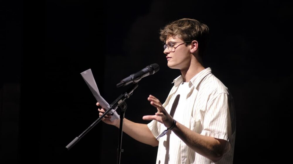 Constantin Eberle trat für Vorarlberg bei der U20-Poetry-Slam-Meisterschaft im Dschungel Wien an