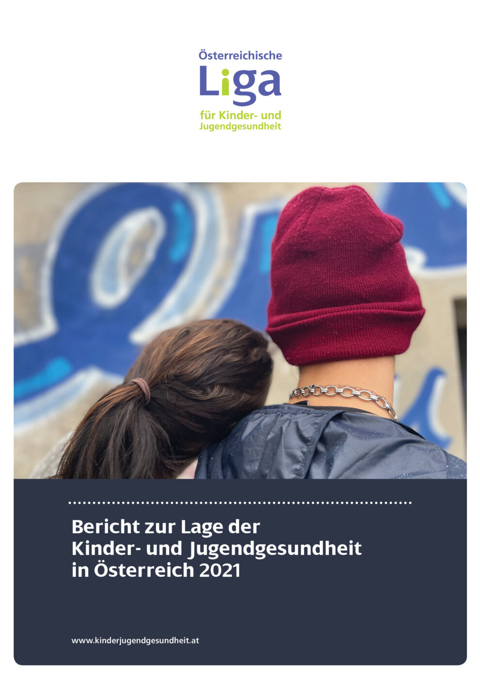 Zwei Jugendliche - von hinten aufgenommen - blicken nach vorne; auf der Titelseite des jüngsten, 12., Berichts zur Lage der Gesundheit von Kindern und Jugendlichen in Österreich
