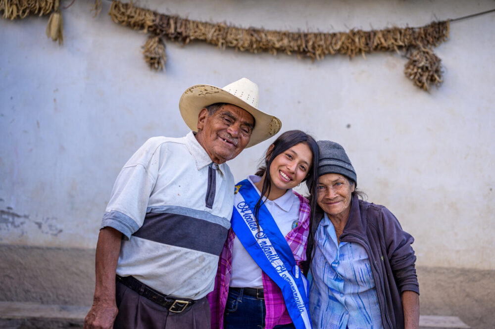 Jugendbürgermeisterin Nahomy Yasmin Mejai Reyes mit ihren stolzen Großeltern