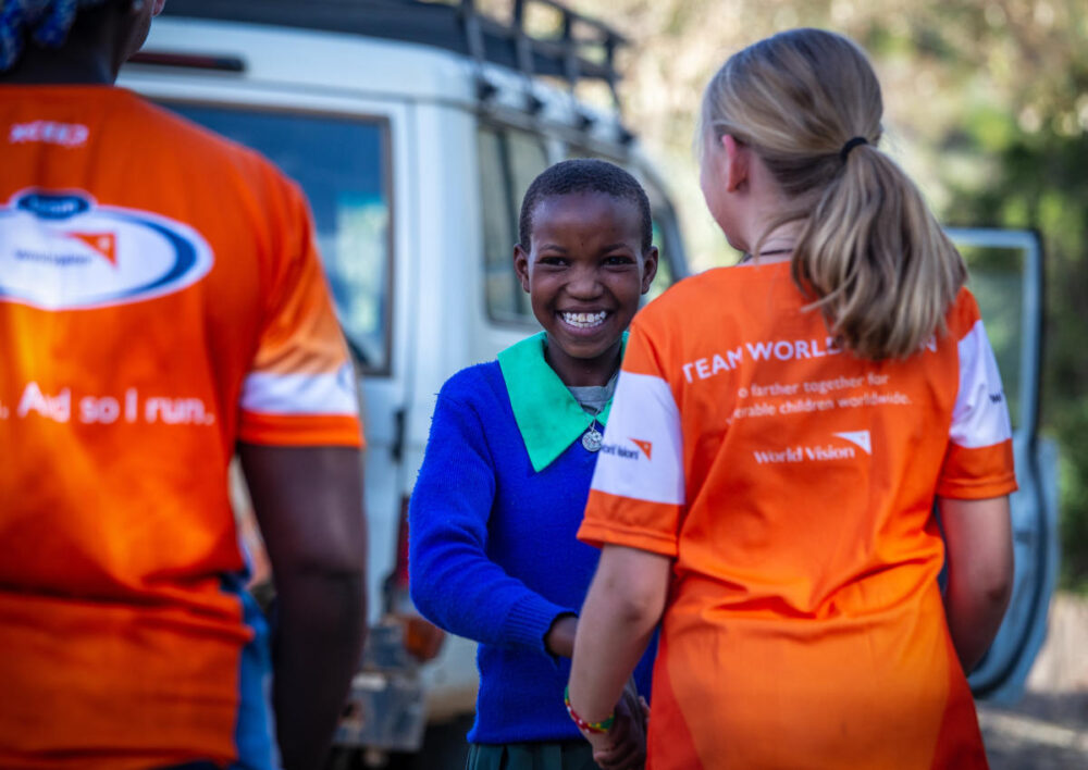 Addyson aus den USA liebte laufen und er-sammelte damit Geld, damit in Kenia Wasserpumpen gebaut werden können, damit Kinder dort nicht mehr kilometerlang laufen mussten, um Wasser zu holen. Hier Adysson mit ihrer Familie auf Besuch bei einem der Projekte in Kenia.
