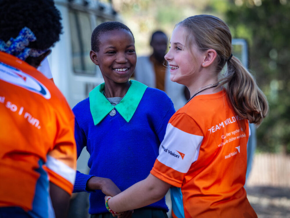 Addyson aus den USA liebte laufen und er-sammelte damit Geld, damit in Kenia Wasserpumpen gebaut werden können, damit Kinder dort nicht mehr kilometerlang laufen mussten, um Wasser zu holen. Hier Adysson mit ihrer Familie auf Besuch bei einem der Projekte in Kenia.