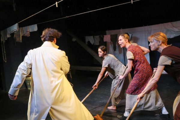 Szenenfoto aus "Die alte Johanna" nach Renate Welshs Roman im Theater Spielraum (Wien-Neubau)