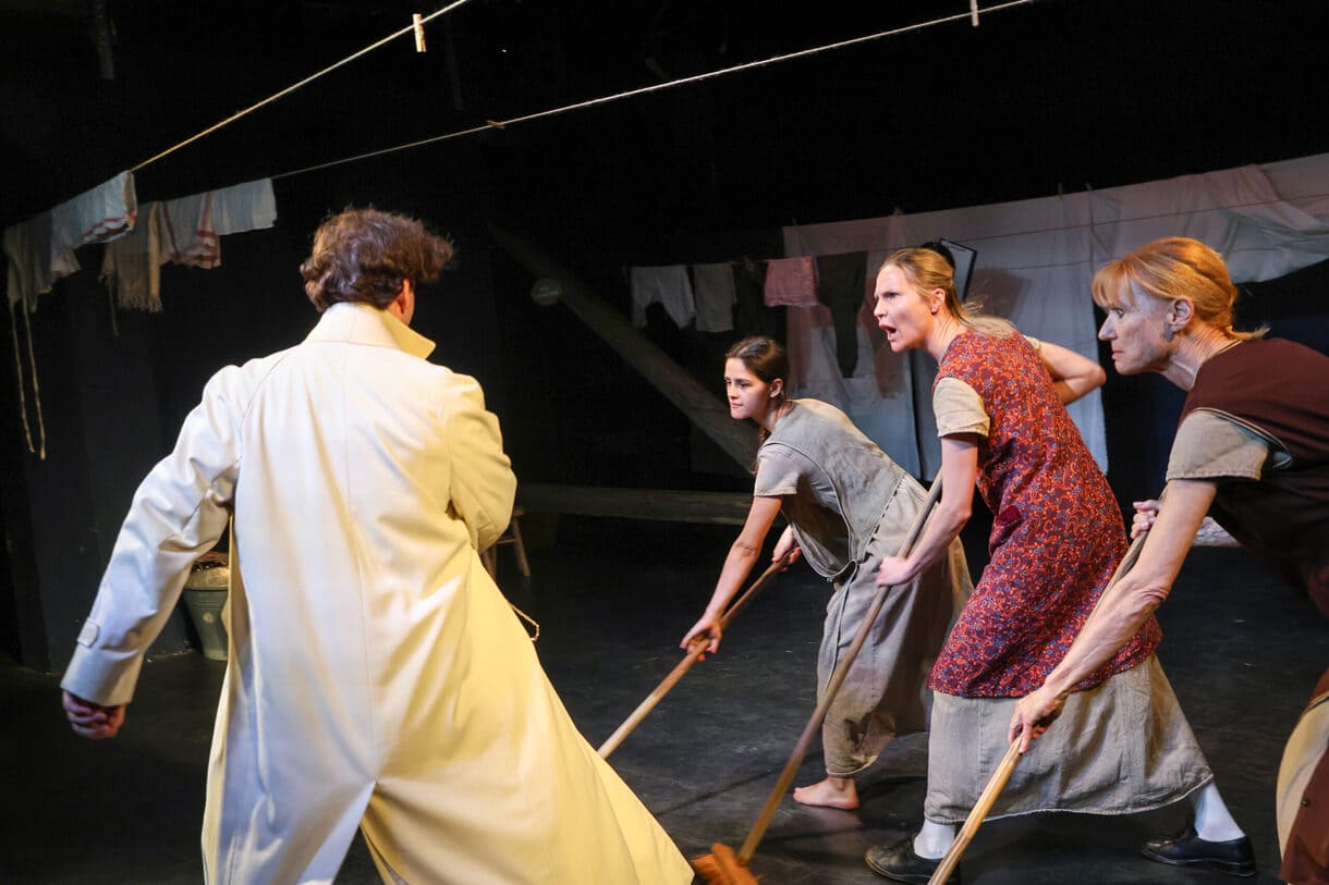 Szenenfoto aus "Die alte Johanna" nach Renate Welshs Roman im Theater Spielraum (Wien-Neubau)